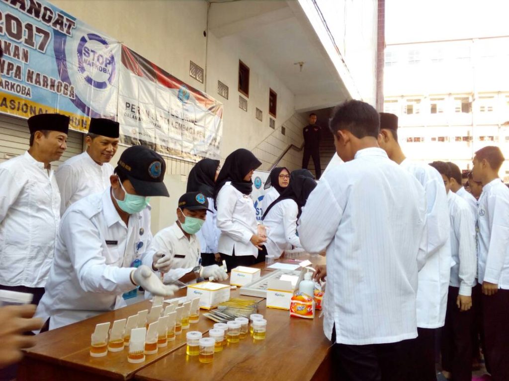 Tes urin terhadap 100 santri dan santriwati Pondok Pesantren Wali Barokah untuk mendeteksi ada tidaknya kandungan narkoba.