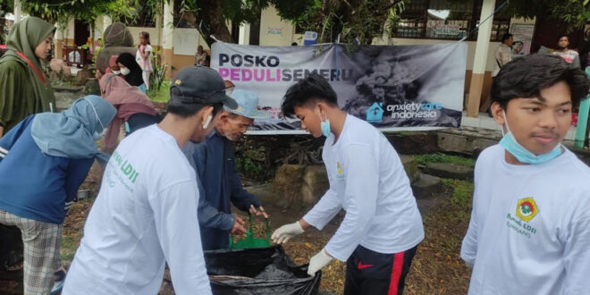 Relawan Pemuda LDII Lumajang keliling bersih-bersih di Pos Pengungsian, Selasa (21/12).