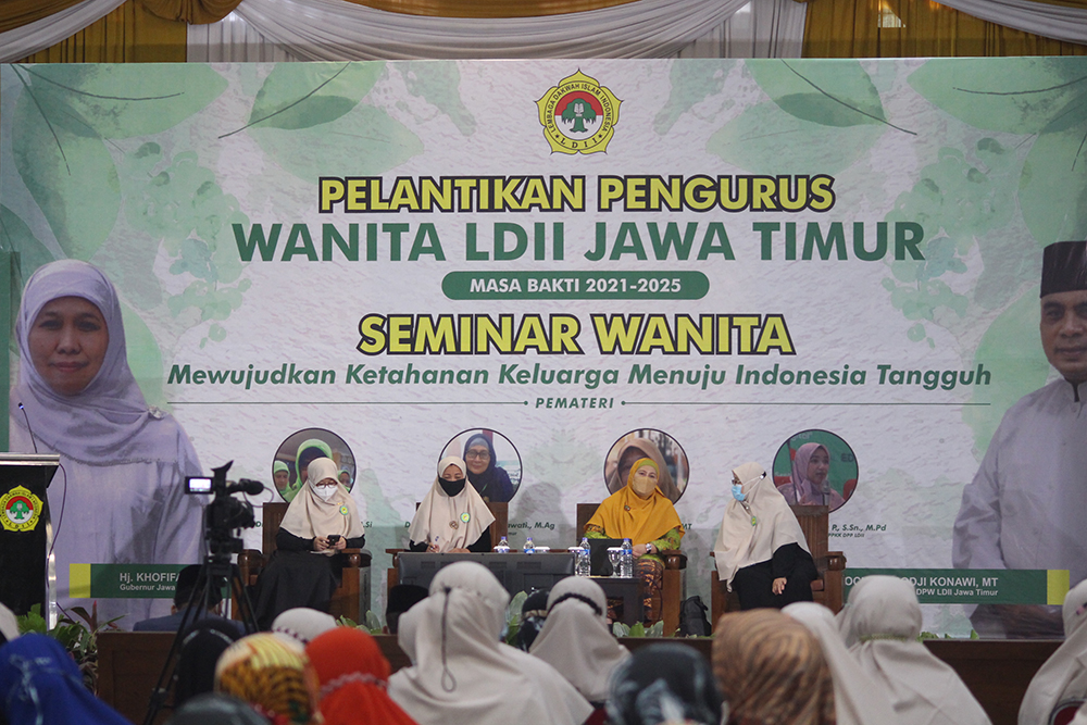 Seminar wanita LDII Jawa Timur, di Aula Ponpes Sabilurrosyidin Annur, Surabaya, Sabtu (18/12).
