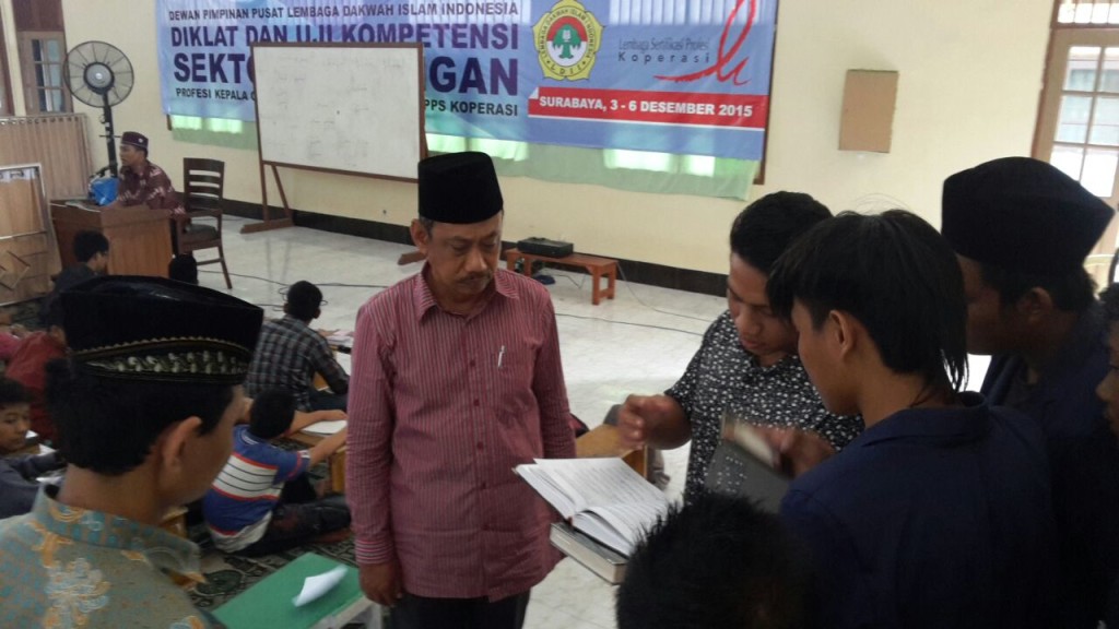 Menyaksikan langsung proses pengajaran Quran dan Hadits di Ponpes Sabilurrosyidin, Gayungan, Surabaya.