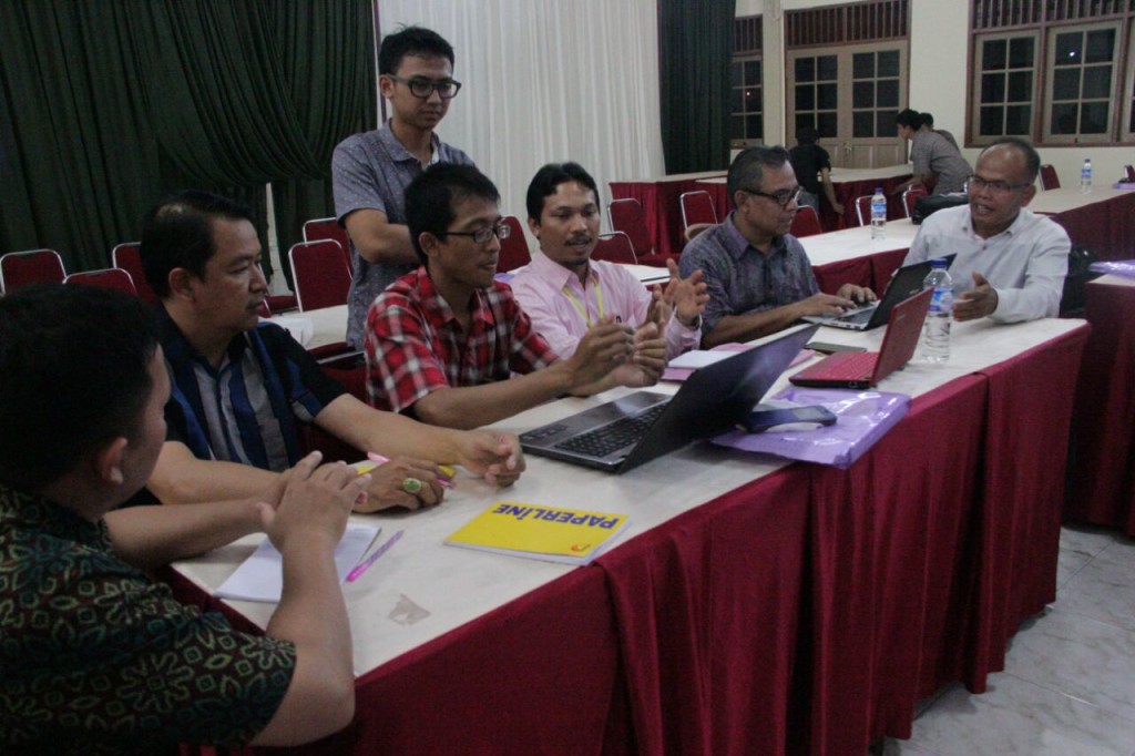 Diskusi peserta sebelum presentasi
