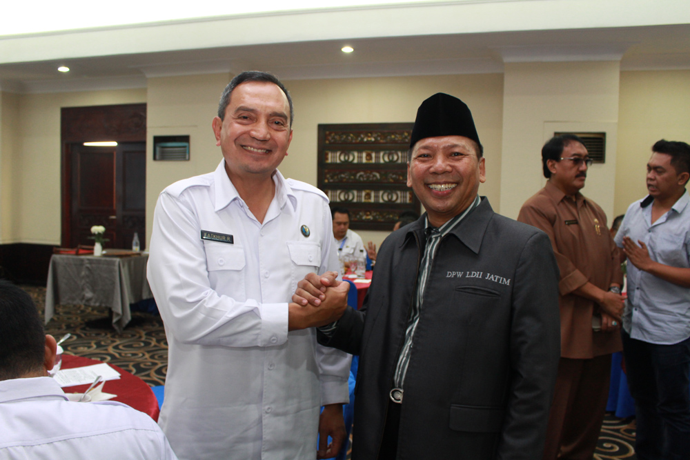 Ketua DPW LDII Provinsi Jawa Timur H. Amien Adhy memberikan dukungan dan ucapan selamat kepada Kepala BNNP Jawa Timur yang baru Brigjen Pol Fatkhur Rahman seusai acara pamit kenal Kepala BNNP Jawa Timur.