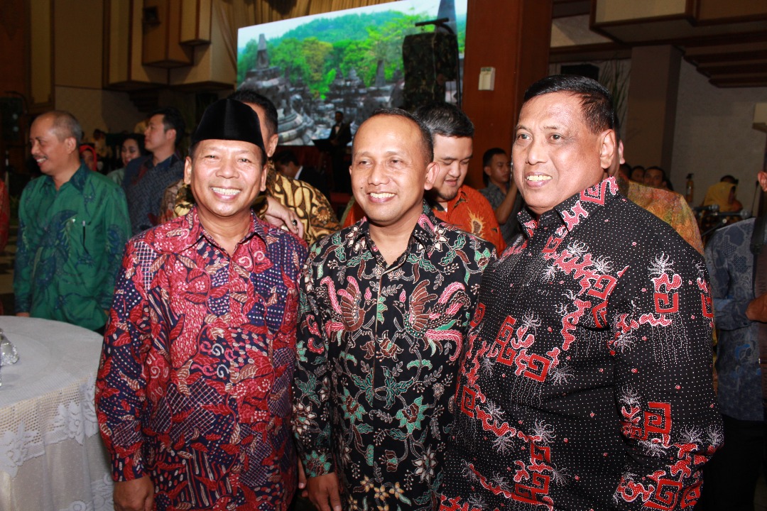 Ketua DPW LDII Jawa Timur Amien Adhy (kiri) bersama Pangdam V/Brawijaya Mayjen TNI Kustanto Widiatmoko (tengah) usai malam pisah sambut serah terima jabatan Pangdam V/Brawijaya, Rabu (26/4).