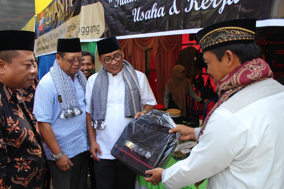 Salah satu peserta stand memberikan produknya sebagai cinderamata ke Bupati Tulungagung Syahri Mulyo.