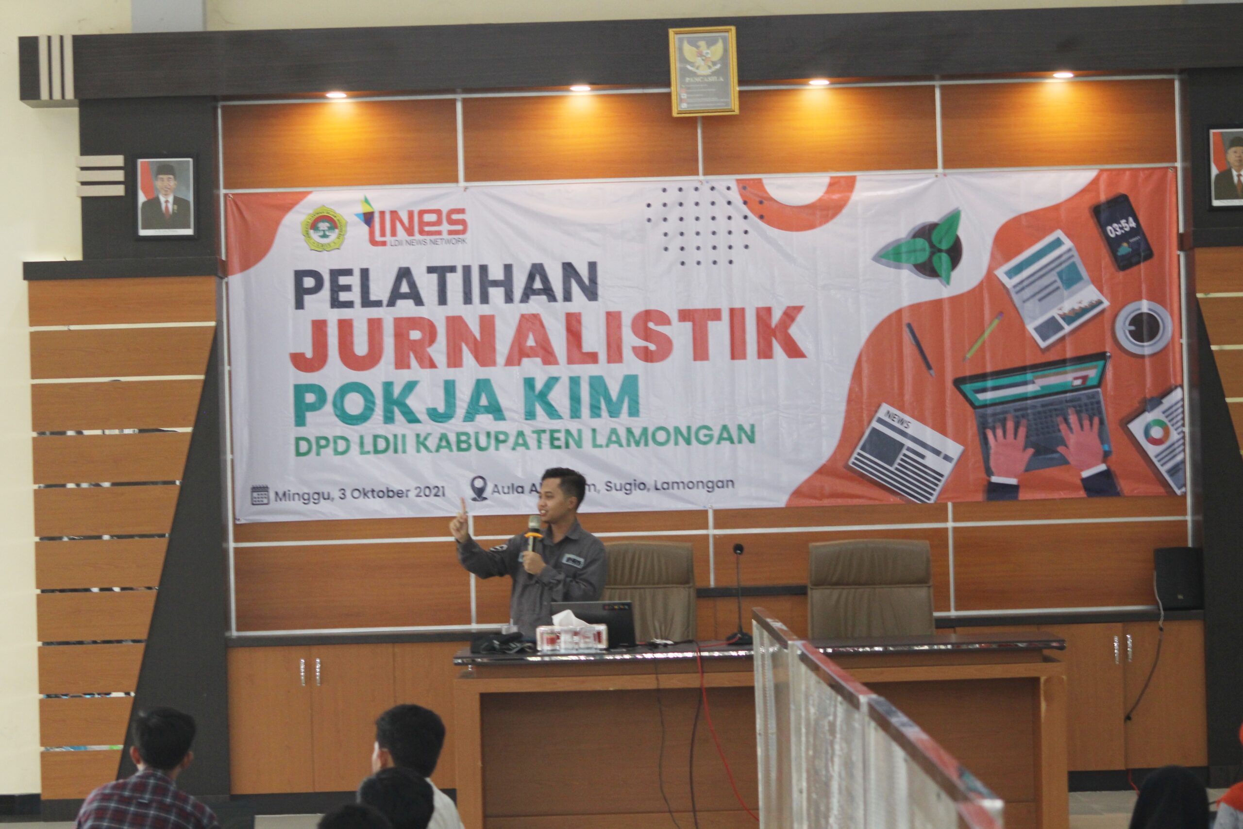 Pengurus DPW LDII Jawa Timur Ilham Mukhsin Oktavian Pemateri Pelatihan Jurnalistik di Aula Al-Karim, Sugio, Lamongan, Minggu (3/10).