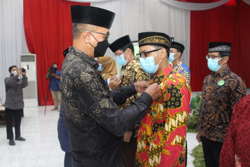 Plt. Kepala Dinas Pemuda dan Olah raga Jawa Timur, Supratomo saat menyematkan PIN kepada anggota PW Pemuda LDII Jatim, Sabtu (30/10) di Aula Ponpes Sabilurrosyidin Annur, Surabaya.