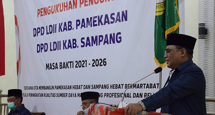 Ketua DPW LDII Jawa Timur KH Moch Amrodji Konawi berikan sambutan di Pelantikan dan Pengukuhan Pengurus DPD LDII Pamekasan. Dok: Lines Pamekasan.