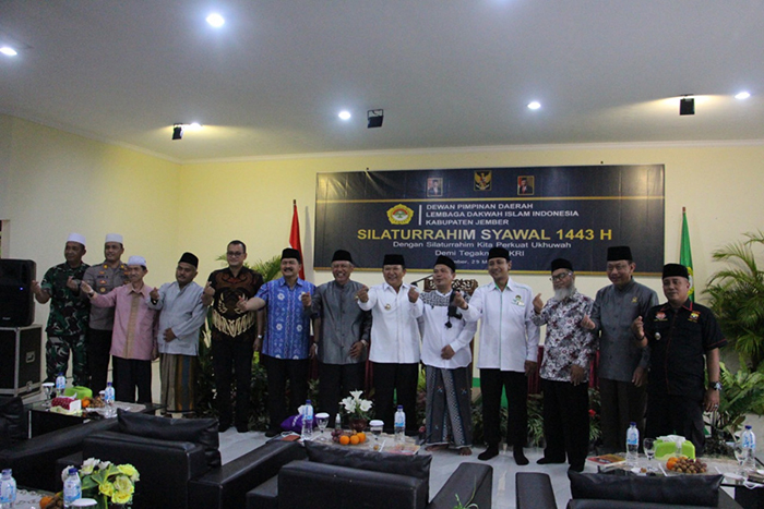 Bupati Jember H Hendy Siswanto (tengah) dan Ketua Komisi Pengkajian dan Penelitian MUI Jawa Timur, KH M Noor Harisudin hadiri silaturahi syawal LDII. Dok: Kontributor KIM Jember.