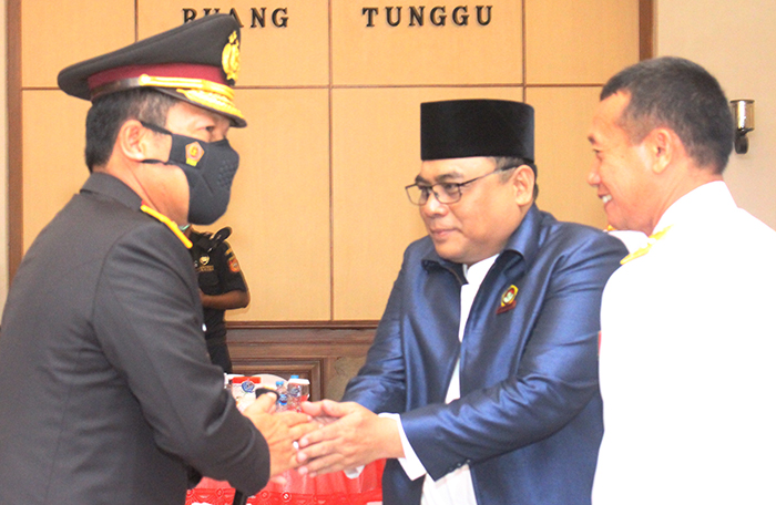 Ketua DPW LDII Jawa Timur KH Moch Amrodji Konawi bersama Kapolda Jawa Timur Irjen Pol Nico Afinta di peringatan HUT Bhayangkara, di Mapolda Jatim. Dok: Lines Jatim. 