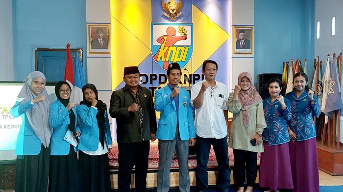 Ketua Pemuda LDII Kota Kediri Asyhari Eko (empat dari kiri) bersama Pengurus KNPI Kota Kediri. Dok: KNPI Kota Kediri.