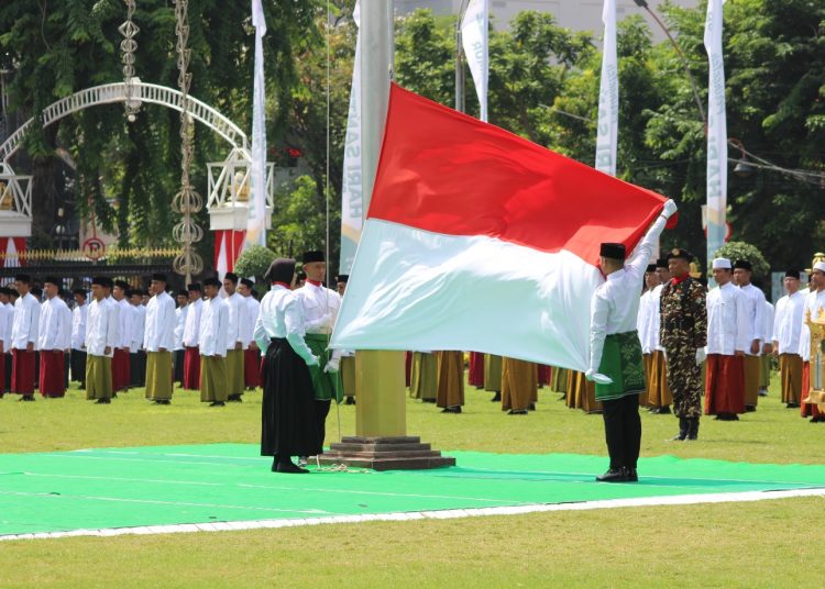 Upacara peringatan Hari Santri di Halaman Gedung Grahadi, Surabaya, Sabtu (22/10). Dok: LINES.
