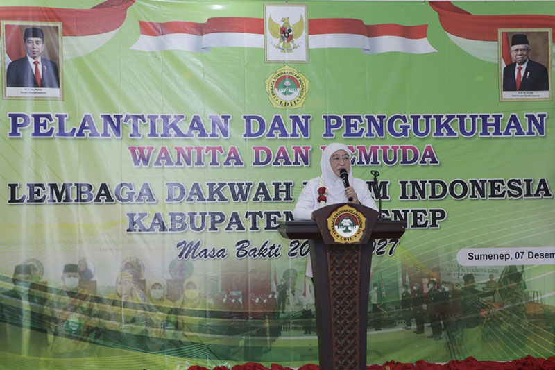 Wakil Bupati Hj Dewi Khalifah memberi pengarahan pada pengurus Wanita dan Pemuda LDII Sumenep masa bakti 2022-2027. Dok: LINES.
