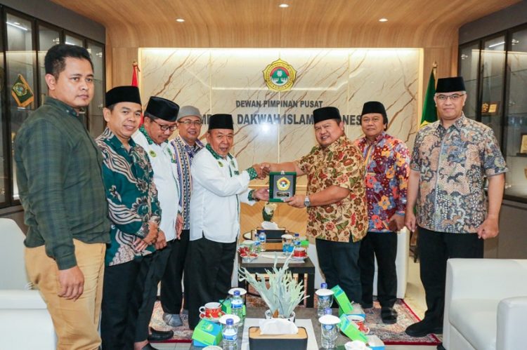 Ketua Umum MUI Kalimantan Utara (Kaltara) KH. Zainuddin Dalila beserta jajaran silaturrahim ke Kantor DPP LDII, Jakarta, pada Rabu (4/1). Foto: LINES.