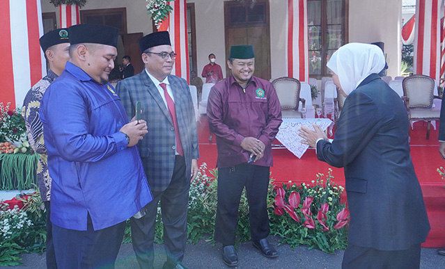 Ketua DPW LDII Jawa Timur KH Moch Amrodji Konawi bersama Gubernur Khofifah usai mengikuti upacara Hari Kebangkitan Nasional (Harkitnas) ke-115. Dok: LINES.