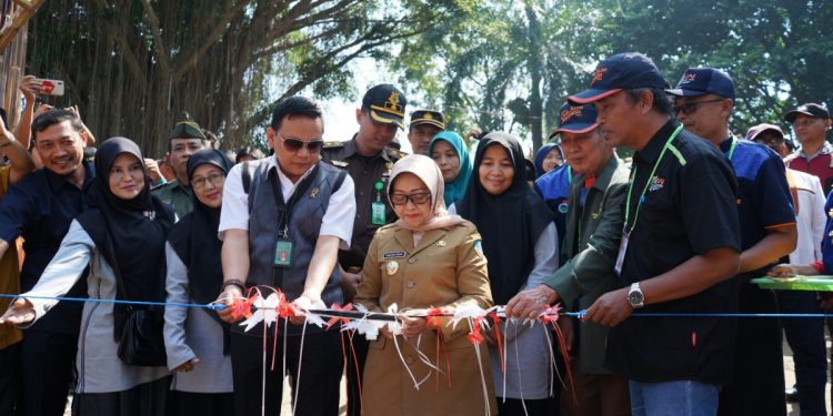 Bupati Jombang Hj Mundjidah membuka kemah CAI di Kosambiwojo Wonosalam, Senin (10/7). Dok: LINES.