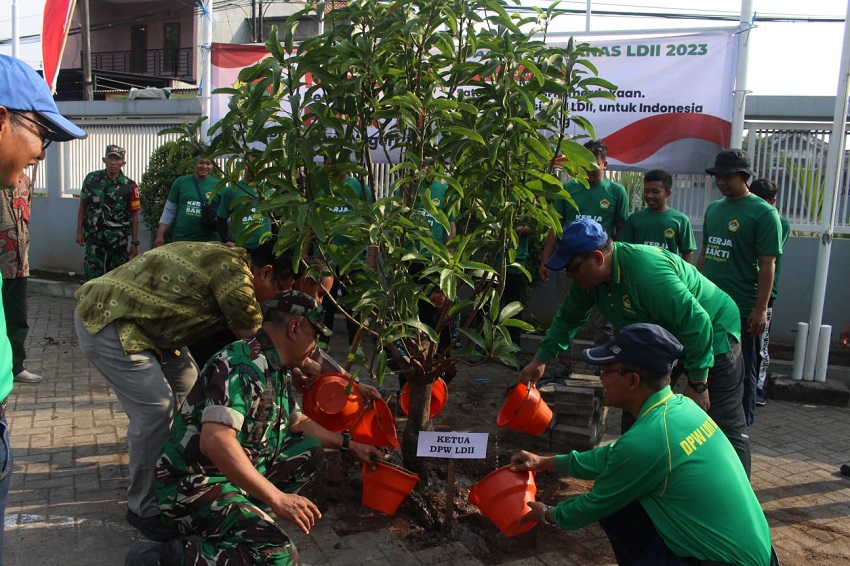 Ketua LDII Jawa Timur KH Moch Amrodji Konawi bersama Forkompimcam Gayungan menanam bibit pohon di acara "Kerja Bersama, Bakti untuk Negeri". Dok: LINES.