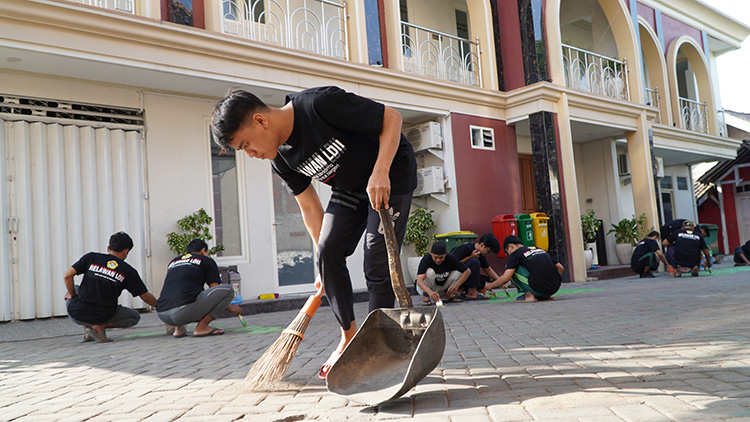 Remaja LDII bersih-bersih halaman MAsjid Nurul Hikmah, Gunung Anyar, Surabaya. Dok: LINES.